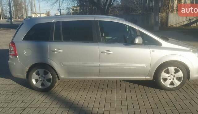 Серый Опель Зафира, объемом двигателя 1.69 л и пробегом 260 тыс. км за 7200 $, фото 1 на Automoto.ua