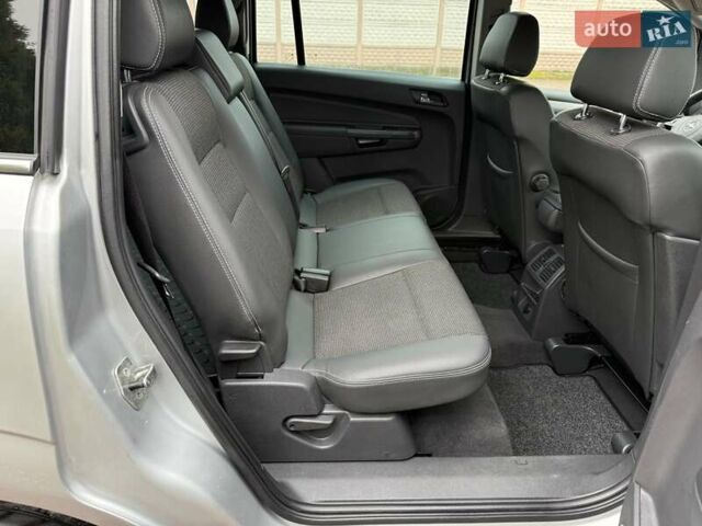 Серый Опель Зафира, объемом двигателя 1.7 л и пробегом 229 тыс. км за 8399 $, фото 152 на Automoto.ua