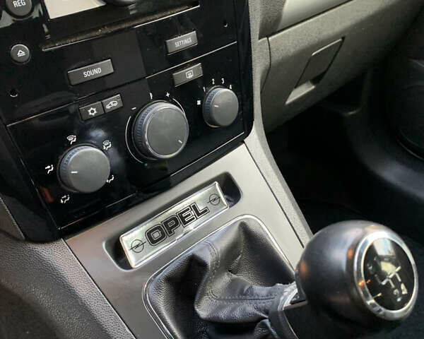 Серый Опель Зафира, объемом двигателя 1.8 л и пробегом 221 тыс. км за 5899 $, фото 53 на Automoto.ua