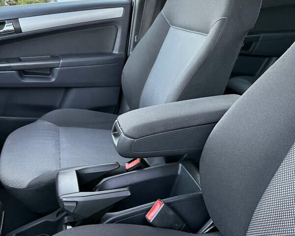 Серый Опель Зафира, объемом двигателя 1.8 л и пробегом 189 тыс. км за 7950 $, фото 17 на Automoto.ua