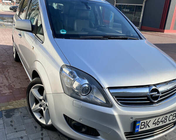Серый Опель Зафира, объемом двигателя 1.7 л и пробегом 211 тыс. км за 7599 $, фото 3 на Automoto.ua