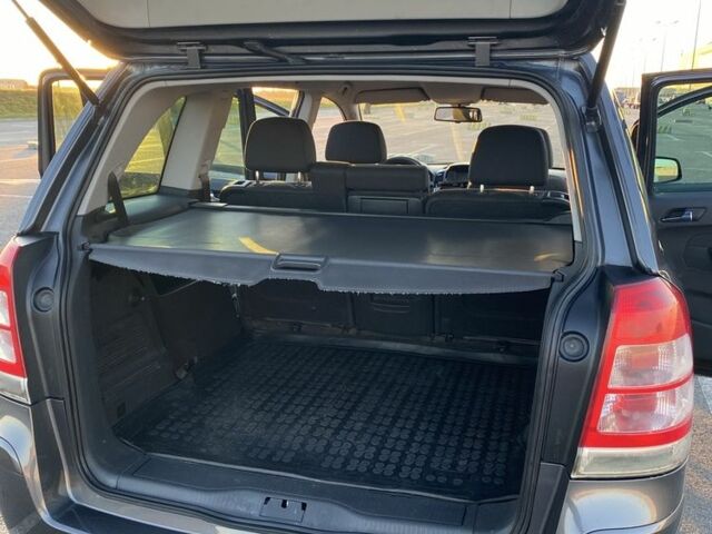 Серый Опель Зафира, объемом двигателя 1.7 л и пробегом 215 тыс. км за 6942 $, фото 2 на Automoto.ua