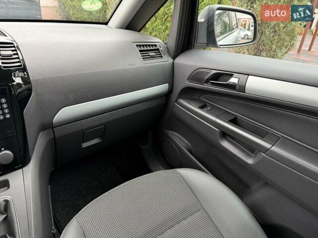 Серый Опель Зафира, объемом двигателя 1.7 л и пробегом 229 тыс. км за 8399 $, фото 114 на Automoto.ua