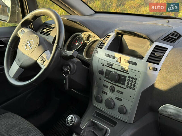 Серый Опель Зафира, объемом двигателя 1.7 л и пробегом 257 тыс. км за 7200 $, фото 4 на Automoto.ua