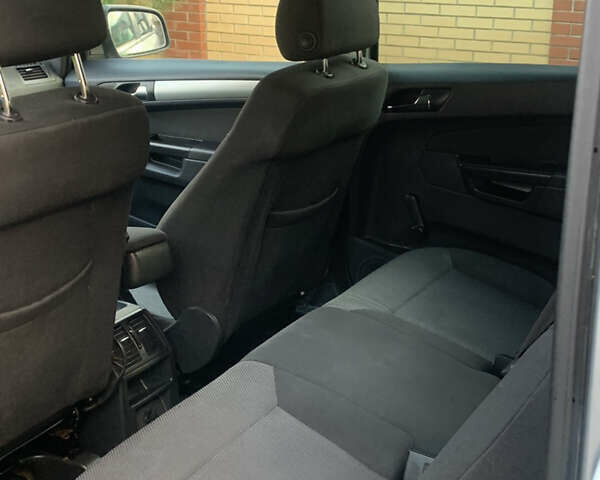 Серый Опель Зафира, объемом двигателя 1.8 л и пробегом 221 тыс. км за 5899 $, фото 47 на Automoto.ua