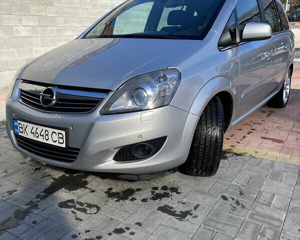 Серый Опель Зафира, объемом двигателя 1.7 л и пробегом 211 тыс. км за 7599 $, фото 1 на Automoto.ua