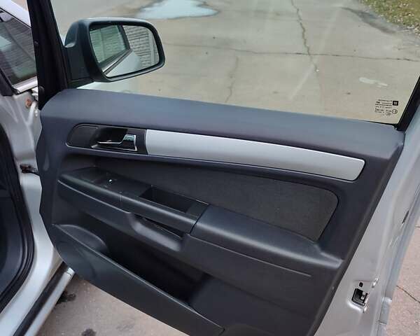 Серый Опель Зафира, объемом двигателя 1.7 л и пробегом 248 тыс. км за 7600 $, фото 28 на Automoto.ua