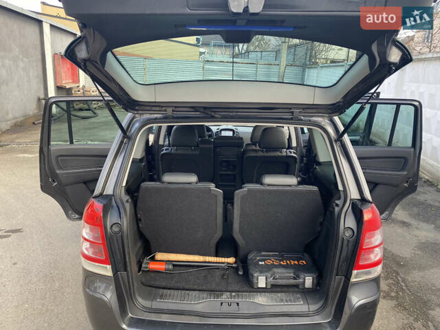 Серый Опель Зафира, объемом двигателя 1.7 л и пробегом 240 тыс. км за 7999 $, фото 30 на Automoto.ua