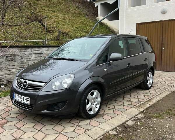 Серый Опель Зафира, объемом двигателя 1.7 л и пробегом 212 тыс. км за 6400 $, фото 2 на Automoto.ua