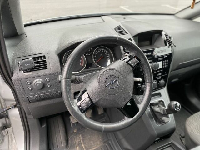 Серый Опель Зафира, объемом двигателя 1.8 л и пробегом 190 тыс. км за 7500 $, фото 6 на Automoto.ua