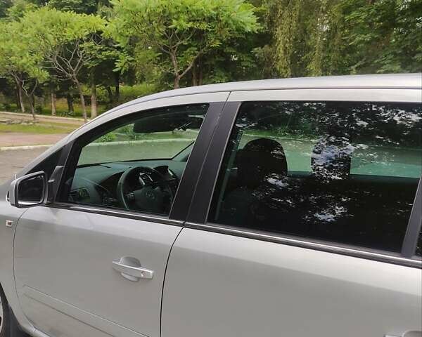 Серый Опель Зафира, объемом двигателя 1.6 л и пробегом 187 тыс. км за 7700 $, фото 4 на Automoto.ua