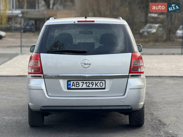 Серый Опель Зафира, объемом двигателя 1.8 л и пробегом 190 тыс. км за 7799 $, фото 2 на Automoto.ua