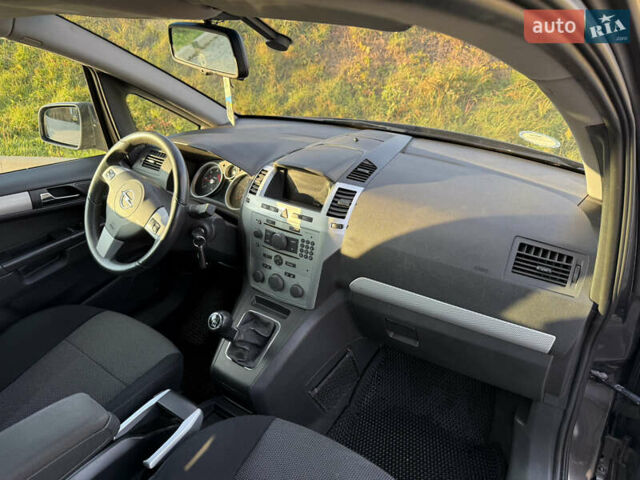 Серый Опель Зафира, объемом двигателя 1.7 л и пробегом 257 тыс. км за 7200 $, фото 24 на Automoto.ua