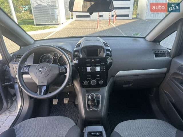 Серый Опель Зафира, объемом двигателя 1.7 л и пробегом 253 тыс. км за 7600 $, фото 16 на Automoto.ua