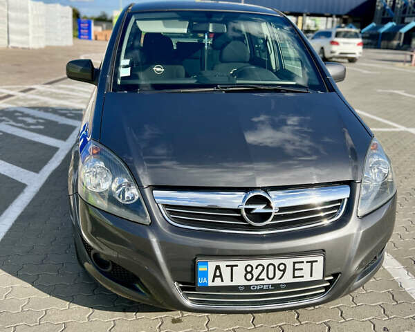 Серый Опель Зафира, объемом двигателя 1.7 л и пробегом 212 тыс. км за 6500 $, фото 1 на Automoto.ua