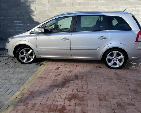 Серый Опель Зафира, объемом двигателя 1.7 л и пробегом 211 тыс. км за 7599 $, фото 4 на Automoto.ua