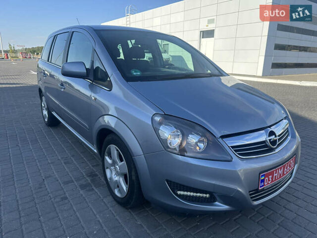 Серый Опель Зафира, объемом двигателя 1.7 л и пробегом 253 тыс. км за 7600 $, фото 1 на Automoto.ua