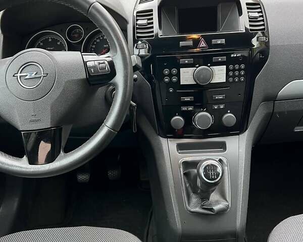 Серый Опель Зафира, объемом двигателя 1.7 л и пробегом 212 тыс. км за 6400 $, фото 18 на Automoto.ua