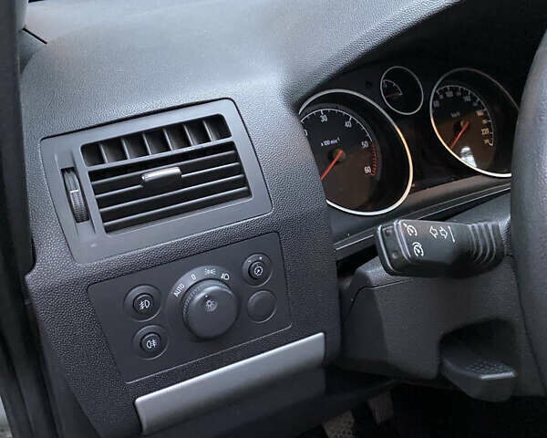 Серый Опель Зафира, объемом двигателя 1.7 л и пробегом 211 тыс. км за 7599 $, фото 8 на Automoto.ua