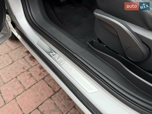 Серый Опель Зафира, объемом двигателя 1.7 л и пробегом 229 тыс. км за 8399 $, фото 83 на Automoto.ua