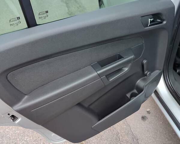 Серый Опель Зафира, объемом двигателя 1.7 л и пробегом 248 тыс. км за 7600 $, фото 26 на Automoto.ua