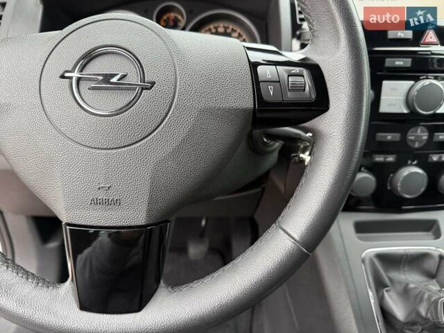 Серый Опель Зафира, объемом двигателя 1.7 л и пробегом 229 тыс. км за 8399 $, фото 92 на Automoto.ua