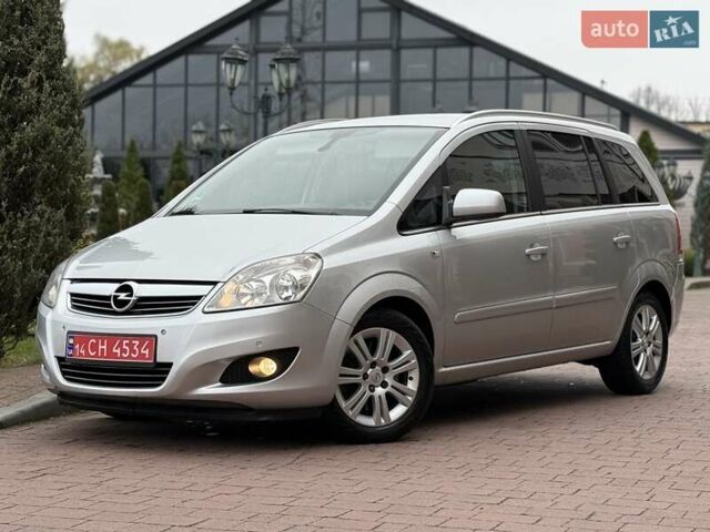 Серый Опель Зафира, объемом двигателя 1.7 л и пробегом 229 тыс. км за 8399 $, фото 1 на Automoto.ua
