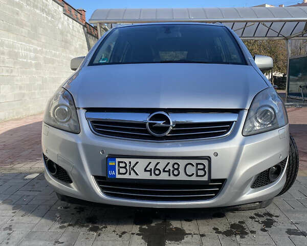 Серый Опель Зафира, объемом двигателя 1.7 л и пробегом 211 тыс. км за 7599 $, фото 2 на Automoto.ua