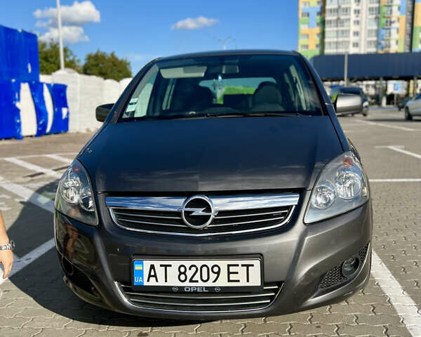 Серый Опель Зафира, объемом двигателя 1.7 л и пробегом 212 тыс. км за 6500 $, фото 3 на Automoto.ua