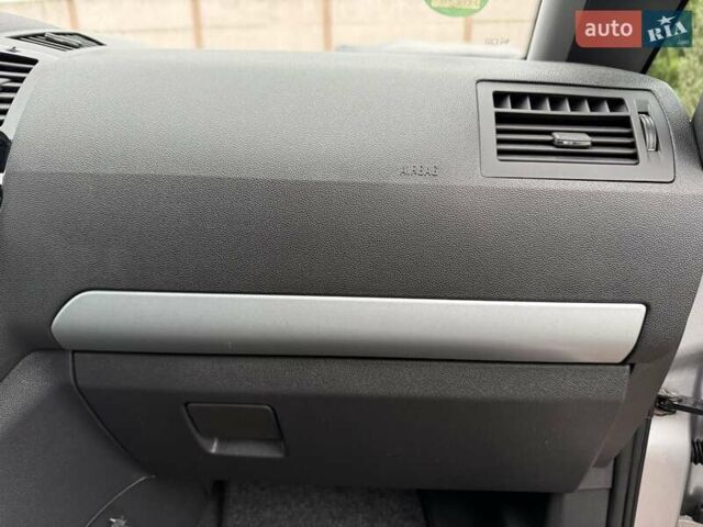 Серый Опель Зафира, объемом двигателя 1.7 л и пробегом 229 тыс. км за 8399 $, фото 130 на Automoto.ua