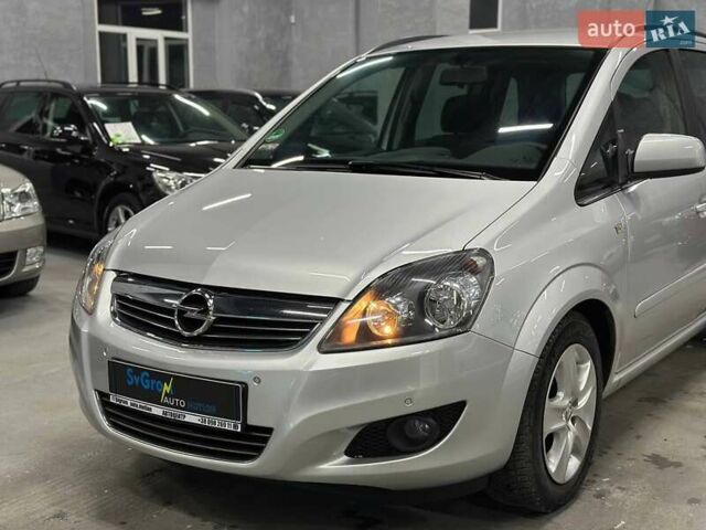 Серый Опель Зафира, объемом двигателя 1.6 л и пробегом 181 тыс. км за 7999 $, фото 2 на Automoto.ua