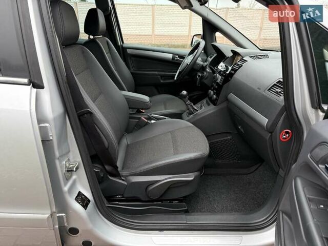 Серый Опель Зафира, объемом двигателя 1.7 л и пробегом 229 тыс. км за 8399 $, фото 122 на Automoto.ua