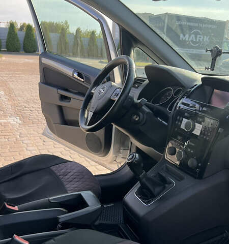 Серый Опель Зафира, объемом двигателя 1.7 л и пробегом 220 тыс. км за 6000 $, фото 4 на Automoto.ua