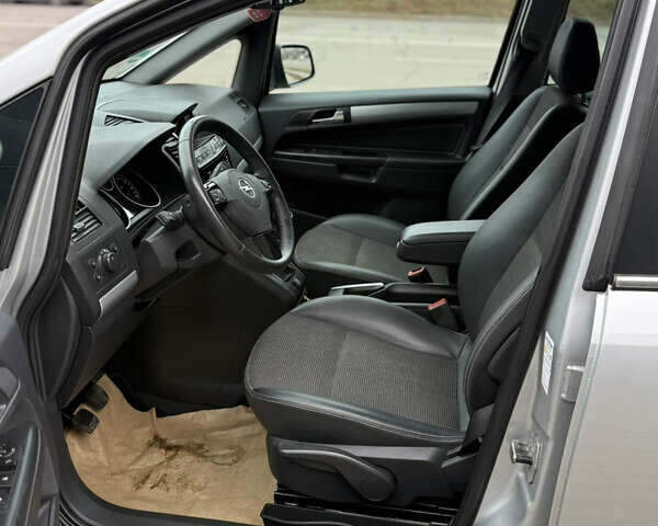 Серый Опель Зафира, объемом двигателя 1.8 л и пробегом 239 тыс. км за 7850 $, фото 33 на Automoto.ua