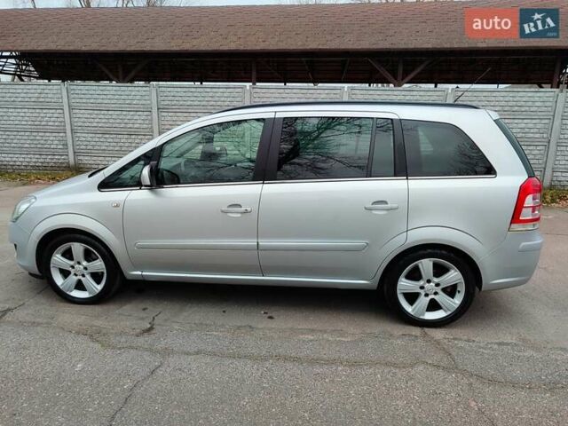 Серый Опель Зафира, объемом двигателя 1.7 л и пробегом 248 тыс. км за 7600 $, фото 4 на Automoto.ua