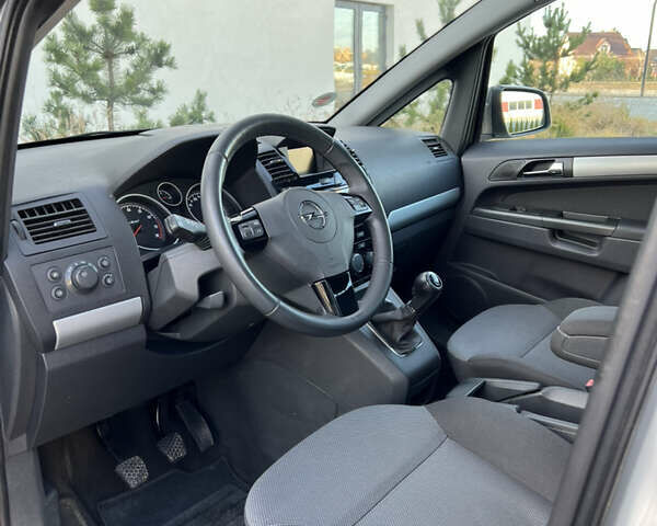 Серый Опель Зафира, объемом двигателя 1.6 л и пробегом 182 тыс. км за 6850 $, фото 45 на Automoto.ua