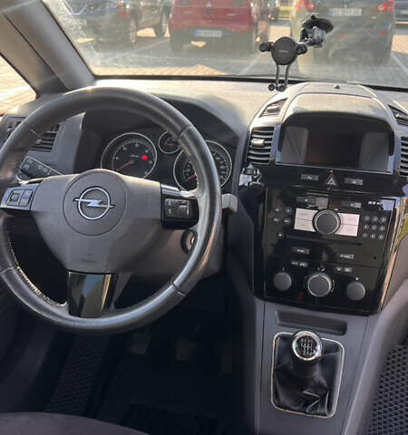 Серый Опель Зафира, объемом двигателя 1.7 л и пробегом 220 тыс. км за 6000 $, фото 3 на Automoto.ua