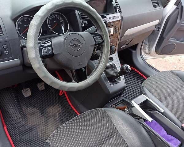 Серый Опель Зафира, объемом двигателя 1.69 л и пробегом 229 тыс. км за 7500 $, фото 23 на Automoto.ua