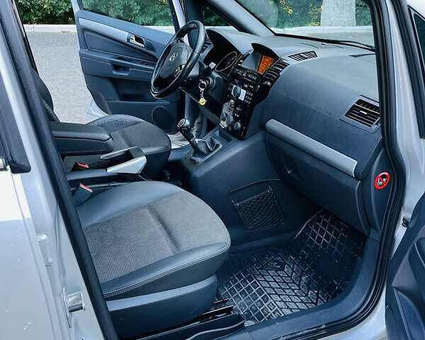 Серый Опель Зафира, объемом двигателя 1.69 л и пробегом 267 тыс. км за 8100 $, фото 3 на Automoto.ua