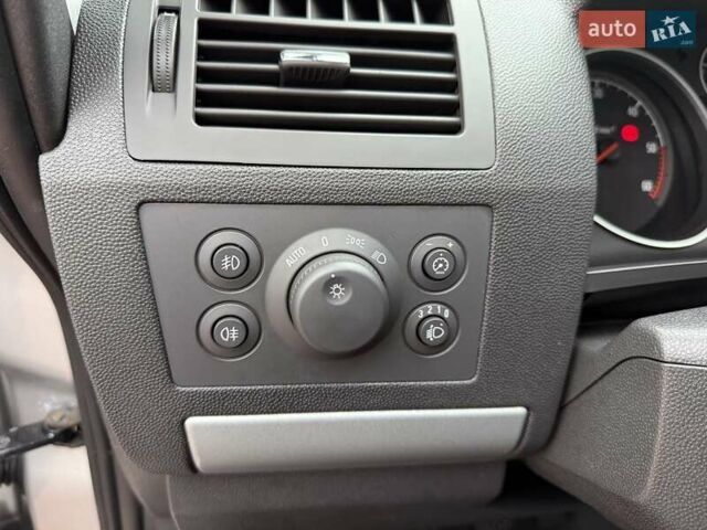 Серый Опель Зафира, объемом двигателя 1.7 л и пробегом 229 тыс. км за 8399 $, фото 84 на Automoto.ua