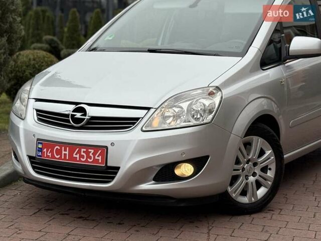 Серый Опель Зафира, объемом двигателя 1.7 л и пробегом 229 тыс. км за 8399 $, фото 5 на Automoto.ua