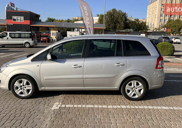 Серый Опель Зафира, объемом двигателя 1.7 л и пробегом 220 тыс. км за 6000 $, фото 13 на Automoto.ua