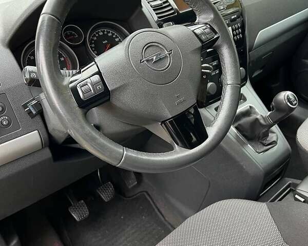 Серый Опель Зафира, объемом двигателя 1.7 л и пробегом 212 тыс. км за 6400 $, фото 20 на Automoto.ua