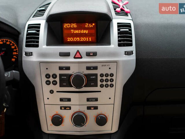 Сірий Опель Зафіра, об'ємом двигуна 1.8 л та пробігом 186 тис. км за 7750 $, фото 11 на Automoto.ua