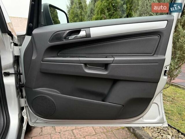 Серый Опель Зафира, объемом двигателя 1.7 л и пробегом 229 тыс. км за 8399 $, фото 115 на Automoto.ua