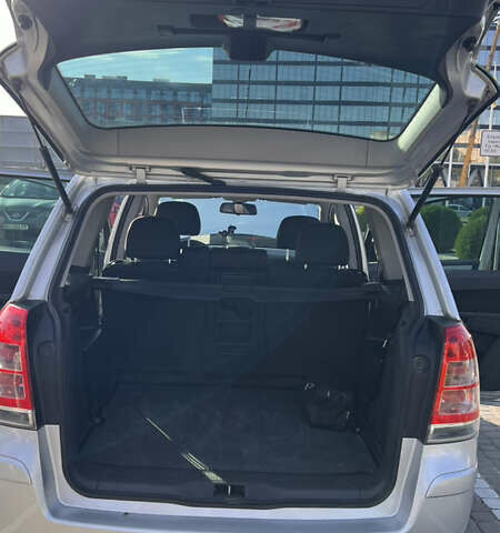 Серый Опель Зафира, объемом двигателя 1.7 л и пробегом 220 тыс. км за 6000 $, фото 11 на Automoto.ua