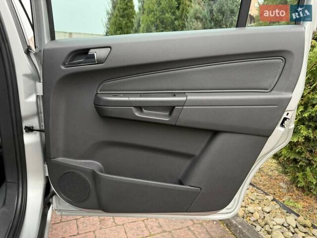 Серый Опель Зафира, объемом двигателя 1.7 л и пробегом 229 тыс. км за 8399 $, фото 147 на Automoto.ua