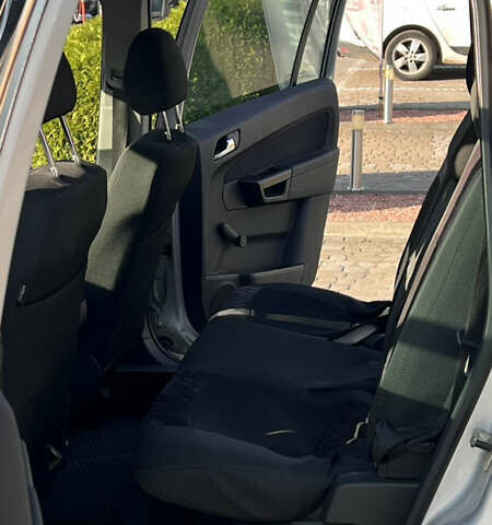 Серый Опель Зафира, объемом двигателя 1.7 л и пробегом 220 тыс. км за 6000 $, фото 10 на Automoto.ua