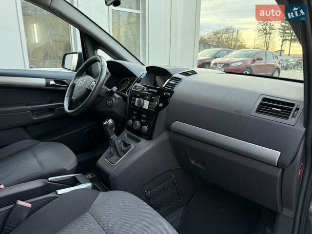 Серый Опель Зафира, объемом двигателя 1.6 л и пробегом 233 тыс. км за 7400 $, фото 41 на Automoto.ua