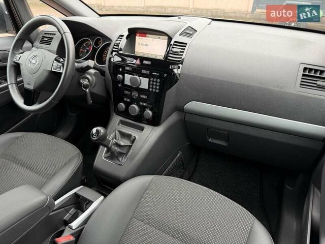 Серый Опель Зафира, объемом двигателя 1.7 л и пробегом 229 тыс. км за 8399 $, фото 120 на Automoto.ua